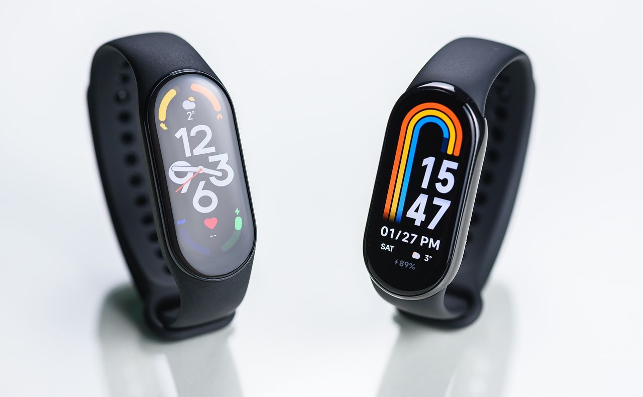 Xiaomi Smart Band 8 z cyfrową godziną, Xiaomi Smart Band 7 ze wskazówkami.
