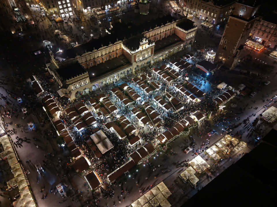 Jarmark Bożonarodzeniowy na Rynku Głównym w Krakowie w nocnej odsłonie