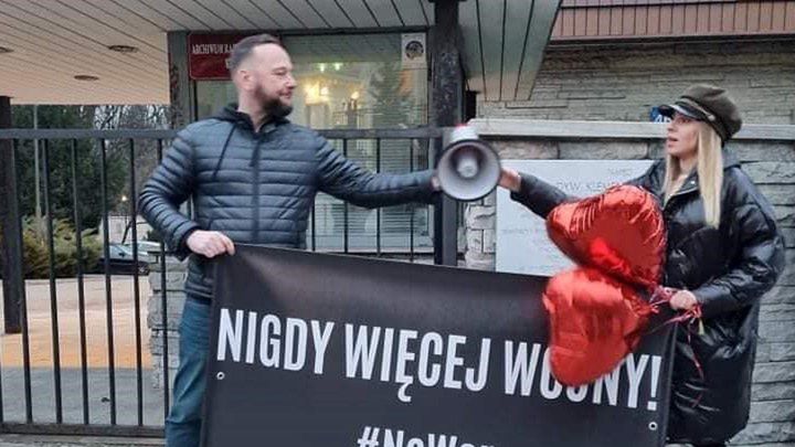 Roman Osica wraz z partnerką protestowali pod siedzibą Ambasady Rosji
