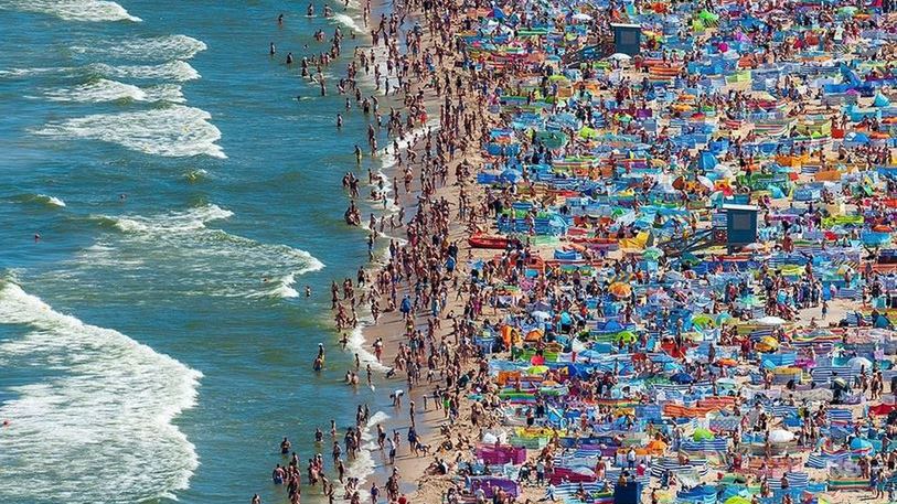 Tłum turystów we Władysławowie. Burmistrz odpowiada na zdjęcie fotoreportera 1