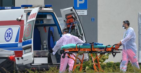 Koronawirus w Polsce. Ponad 2 tysiące zakażeń. "Służba zdrowia zaczyna być niewydolna"
