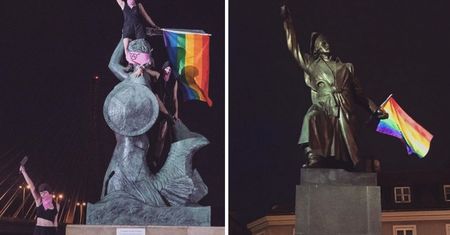 Profesor UW otoczona przez policjantów. Położyła flagę pod pomnikiem