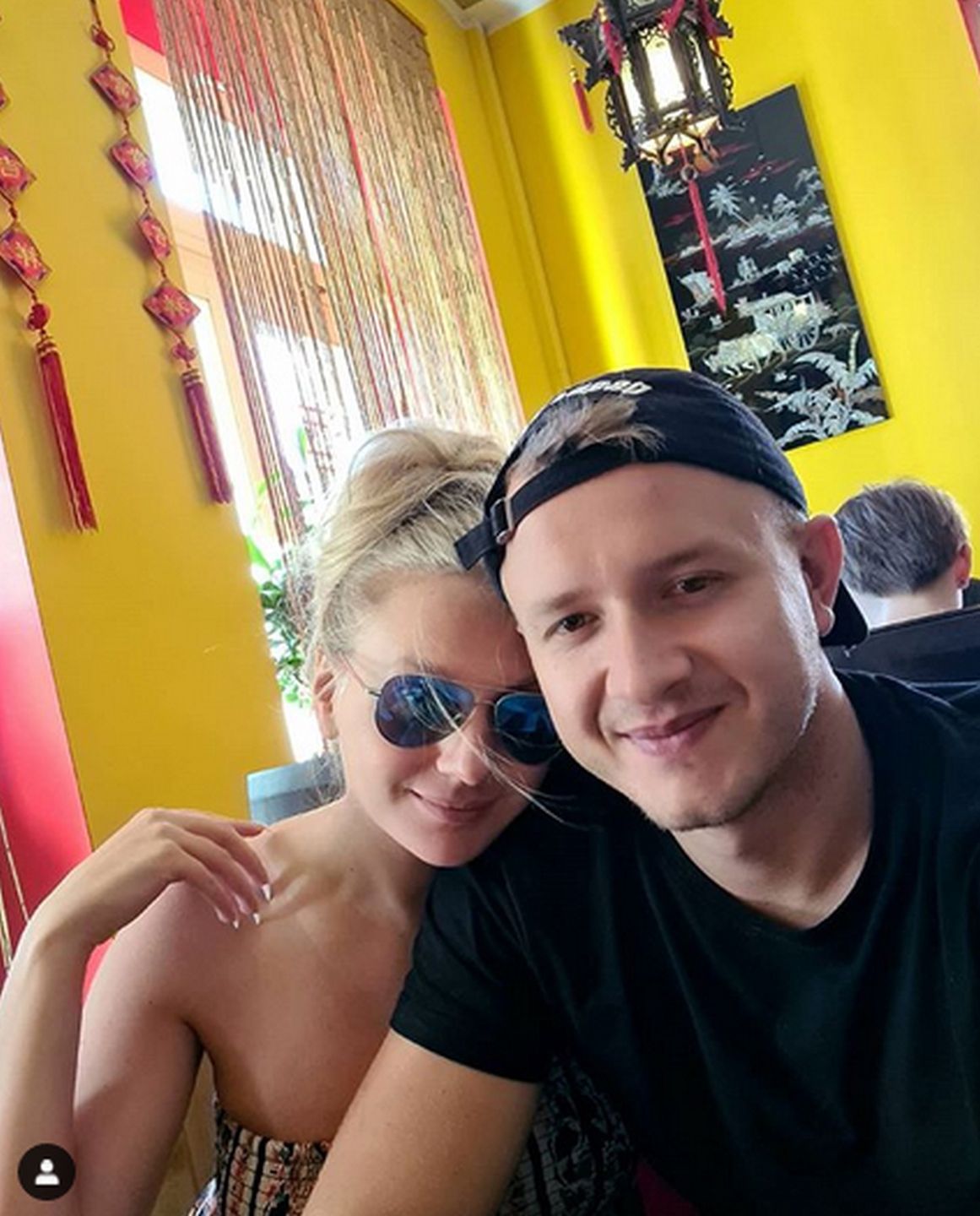 Dawid Narożny z partnerką 