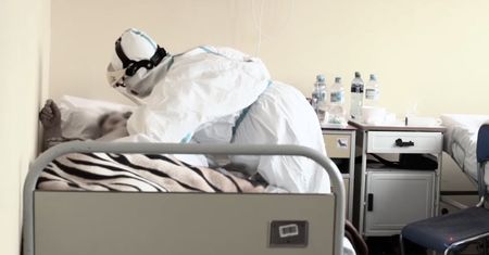 Codzienna praca personelu szpitala zakaźnego. Nagranie ze Szpitala Puckiego