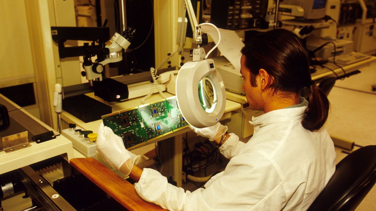 Intel Corporation In San Jose Costa Rica378546 04: A technician works at the Intel Corporation factory August 15, 2000 in San Jose, Costa Rica. Intel is a semiconductor chip maker that supplies the computing and communications industries with chips, boards, systems and software that are integral to computers and communication products. (Photo by Gilles Mingasson/Liaison)Gilles MingassonCOMPANY, COMPUTORS, LATIN, SILICONE, TECHNICIAN, TECHNOLOGY