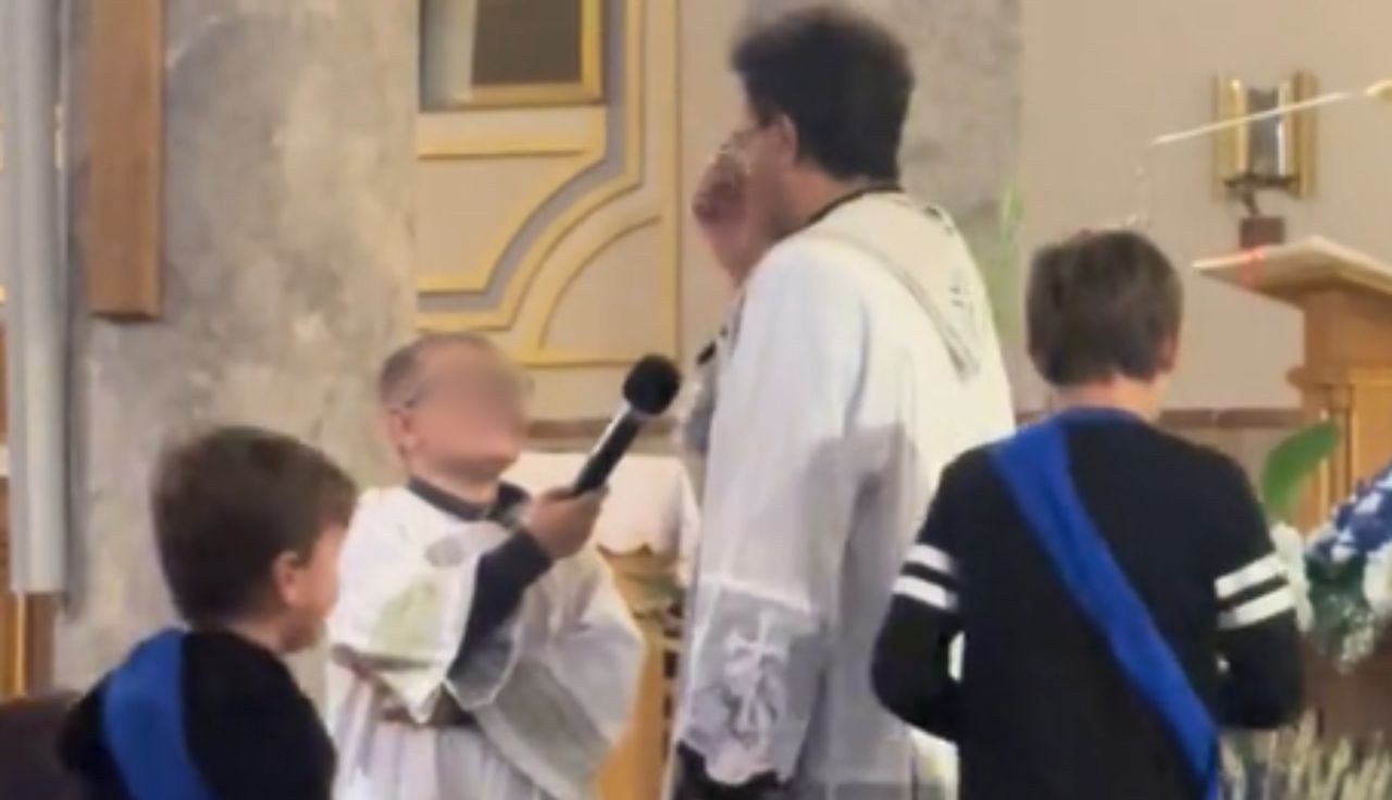 Ksiądz nagle wypalił. "Czemu mnie bijesz?". Nagranie podbija sieć