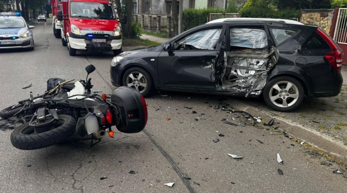 Groźny wypadek w Tarnowskich Górach. Samochód zderzył się z motocyklem. Droga jest zablokowana