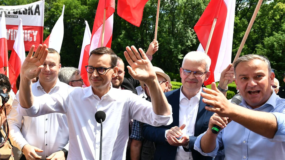 Henryków (woj. dolnośląskie), 11.06.2022. Premier Mateusz Morawiecki (L) i sekretarz stanu w Ministerstwie Klimatu i Środowiska, pełnomocnik rządu ds. odnawialnych źródeł energii Ireneusz Zyska (2P) na spotkaniu z mieszkańcami w Henrykowie na Dolnym Śląsku, 11 bm. w ramach objazdu po kraju. Prezes PiS wezwał polityków Zjednoczonej Prawicy do mobilizacji i spotkań z wyborcami. (aldg) PAP/Maciej Kulczyński
