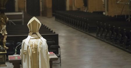 Pijany ksiądz odprawił pogrzeb dziecka. Jest reakcja biskupa