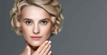 Modnie pomalowane krótkie paznokcie. Zapoznaj się z najpiękniejszymi trendami manicure