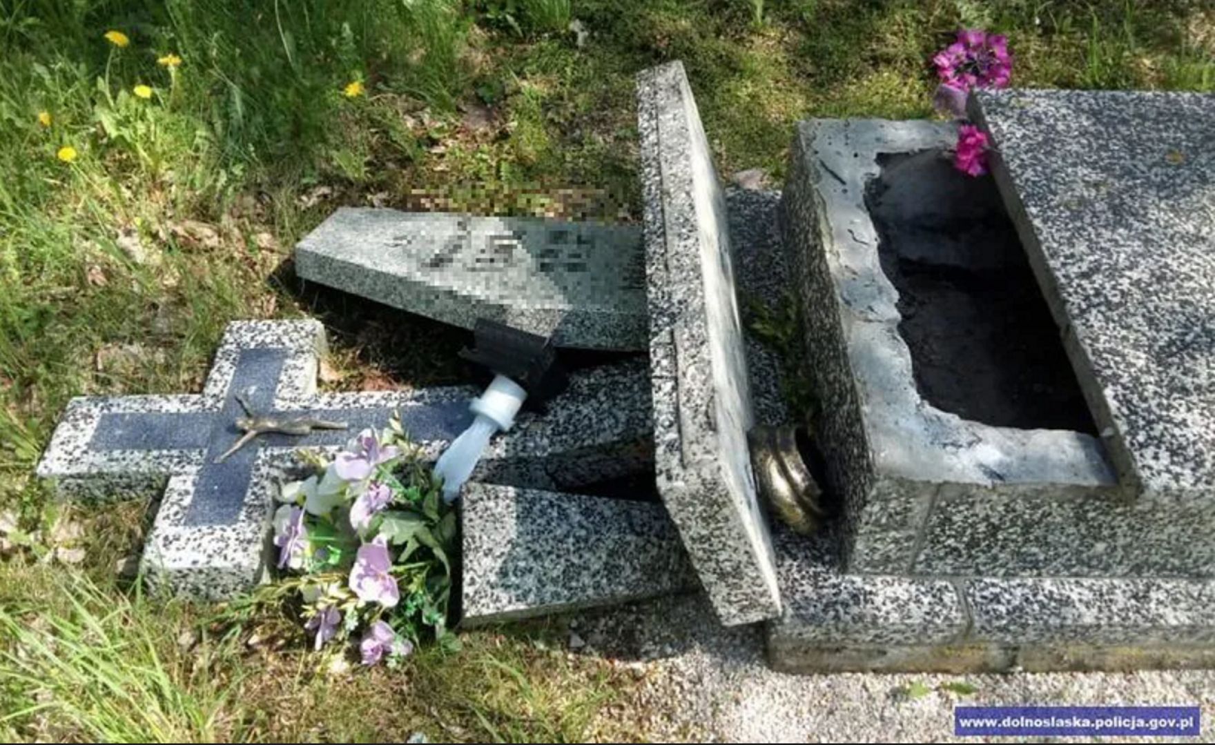 Groby na cmentarzu w Jaszkowie zapadły się. "Wygląda to strasznie!"