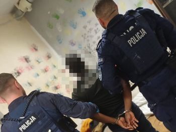 Miasteczko Śląskie: Krwawa awantura w hotelu pracowniczym. Mężczyzna dźgnięty nożem, policjanci zatrzymali 3 Hindusów