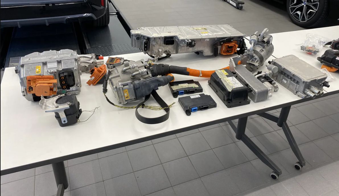 Mechanicy pozywani za naprawy i porady. Producenci elektryków chronią interes