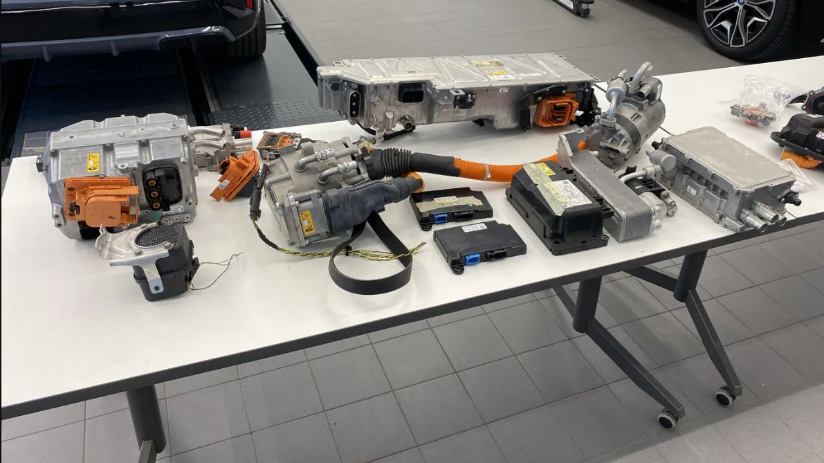 Komponenty samochodu elektrycznego  - zdjęcie ilustracyjne