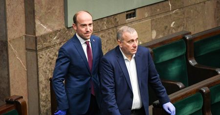 Podwyżki dla posłów i senatorów. Mocne słowa Grzegorza Schetyny. "Polityczne samobójstwo"