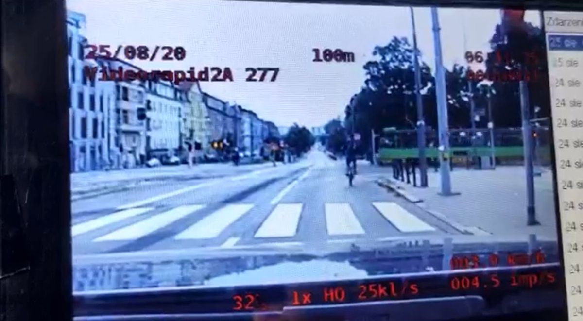 Rowerzysta przejechał przez skrzyżowanie na czerwonym świetle