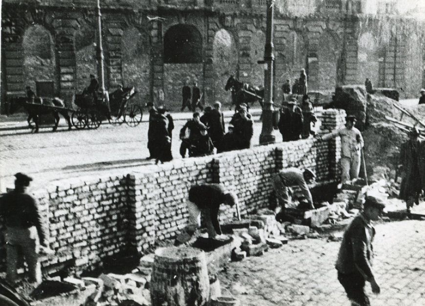 Warszawskie getto. W kwietniu 1943 roku wybuchło tu powstanie. To z tego czasu pochodzić może schron, odkryty przez budowlańców, którzy znalezione przedmioty w nim sprzedali