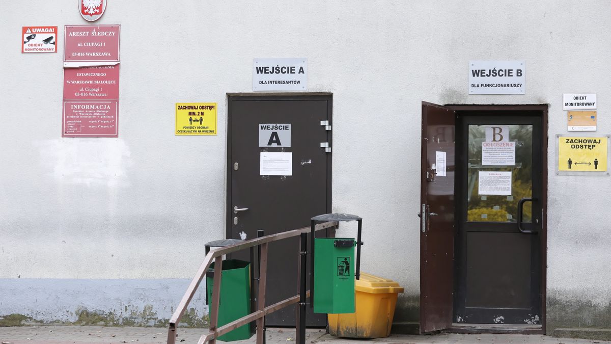 Warszawa, 12.04.2021. Areszt Śledczy na Białołęce w Warszawie, 12 bm. Sąd Okręgowy w Warszawie na porannej rozprawie podjął decyzję o nieprzedłużeniu aresztu podejrzanemu o korupcję Sławomirowi Nowakowi. Były minister transportu ma opuścić areszt jeszcze dziś. Zostanie jednak objęty dozorem i zakazem opuszczania kraju.  (kf) PAP/Tomasz Gzell