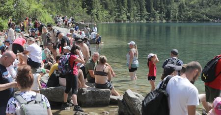 Takie kąpiele są zabronione. Wielu turystów ma za nic zakazy