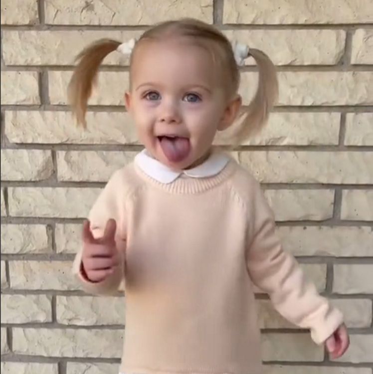 Mama nadal wystawia zdjęcia z córką