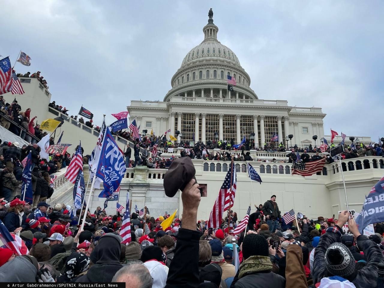 Zamieszki w USA. W środę zwolennicy Donalda Trumpa zdobyli na kilka godzin Kapitol. To bezprecedensowe wydarzenie komentują dla nas eksperci w dziedzinie stosunków międzynarodowych