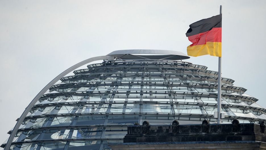 Wybory do Bundestagu 20216660112 26.09.2021 German flag waves over the Reichstag on the day of parliamentary elections, in Berlin, Germany. Following the elections to the Bundestag, a new German government will be formed with a new chancellor at the head. About 60 million Germans are eligible to vote in the elections for a new federal parliament. Alexey Vitvitsky / SputnikAlexey Vitvitsky