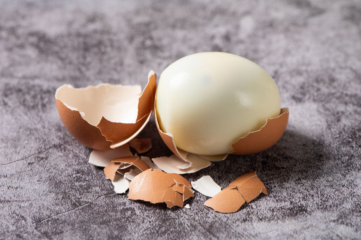 Wiele osób gotując jajka na twardo popełnia duży błąd