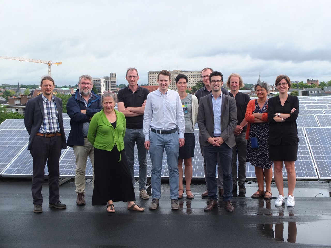 Fotowoltaika sąsiedzka na dachu bloku. W Polsce to niemożliwe, w Europie wspierane