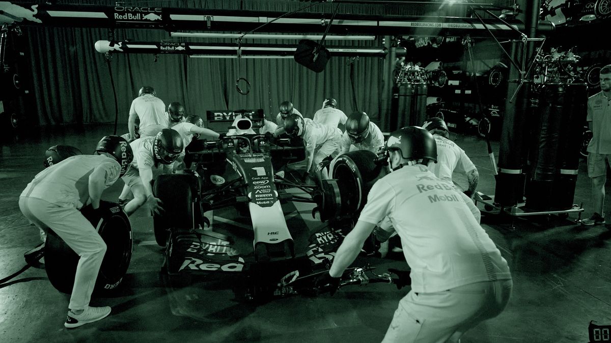 Red Bull postanowił wykonać pit-stop. Po ciemku.