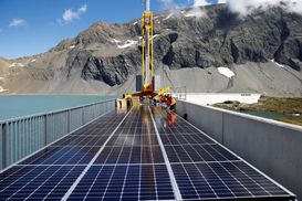 Budowa elektrowni fotowoltaicznej w Alpach.
