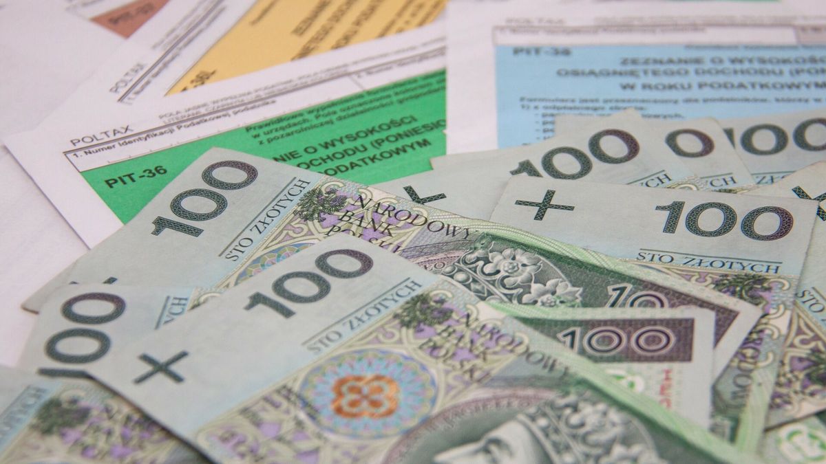 Pozosta?o kilka tygodnie na z?o?enie deklaracji podatkowych w USPHOTO: MACIEJ GOCLON/EAST NEWS 18/04/2011 POZOSTALO KILKA TYGODNI NA ZLOZENIE DEKLARACJI PODATKOWYCH I ZAPLATE PODATKU. NZ. NOMINALY 100PLN I PITYMACIEJ GOCLON