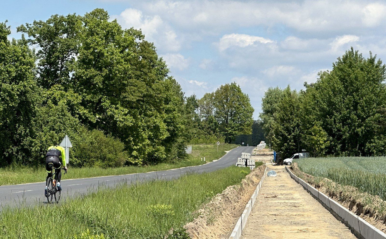 Rowerzyści i piesi z Gronówka do Leszna poruszają się poboczem drogi