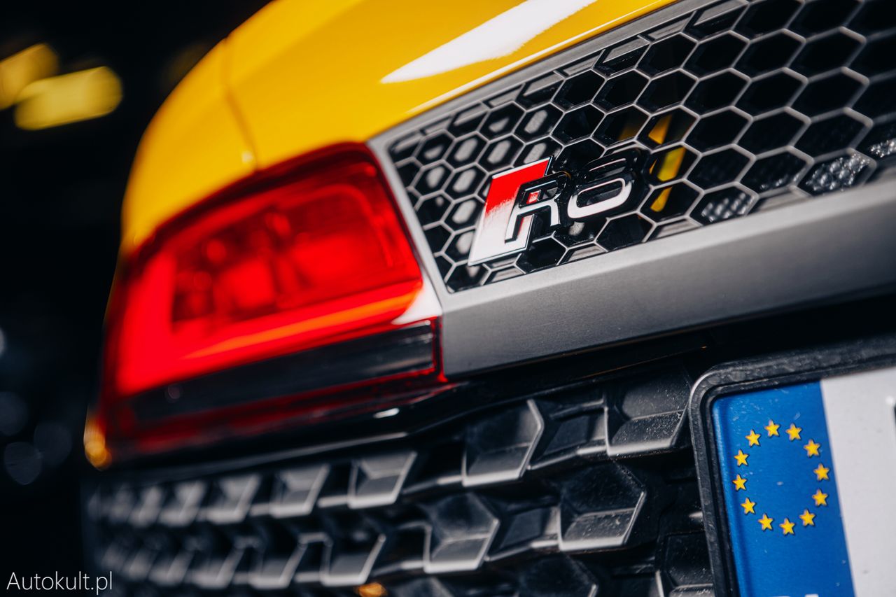 Audi R8 Spyder RWD vs. Dodge Viper RT/10
