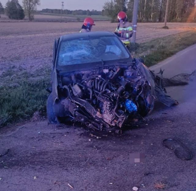 Roztrzaskał forda na ogrodzeniu, był pijany (zdjęcia)