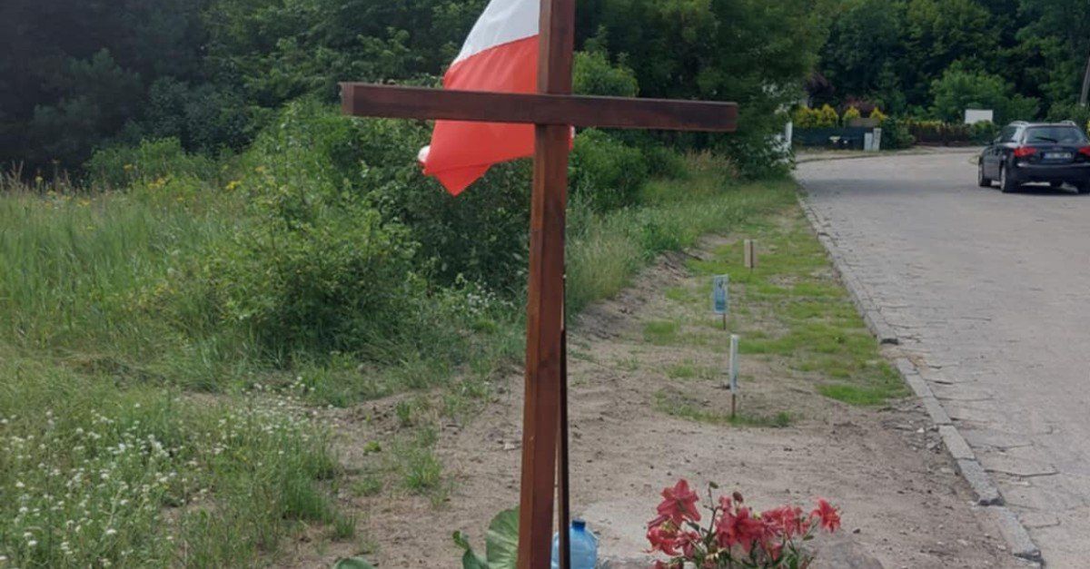 Krzyż przy ul. Parkowej pojawił się w połowie czerwca. - To miejsce modlitwy do Boga o zdrowie i ochronę przed trującym odorem z kompostowni – piszą mieszkańcy.