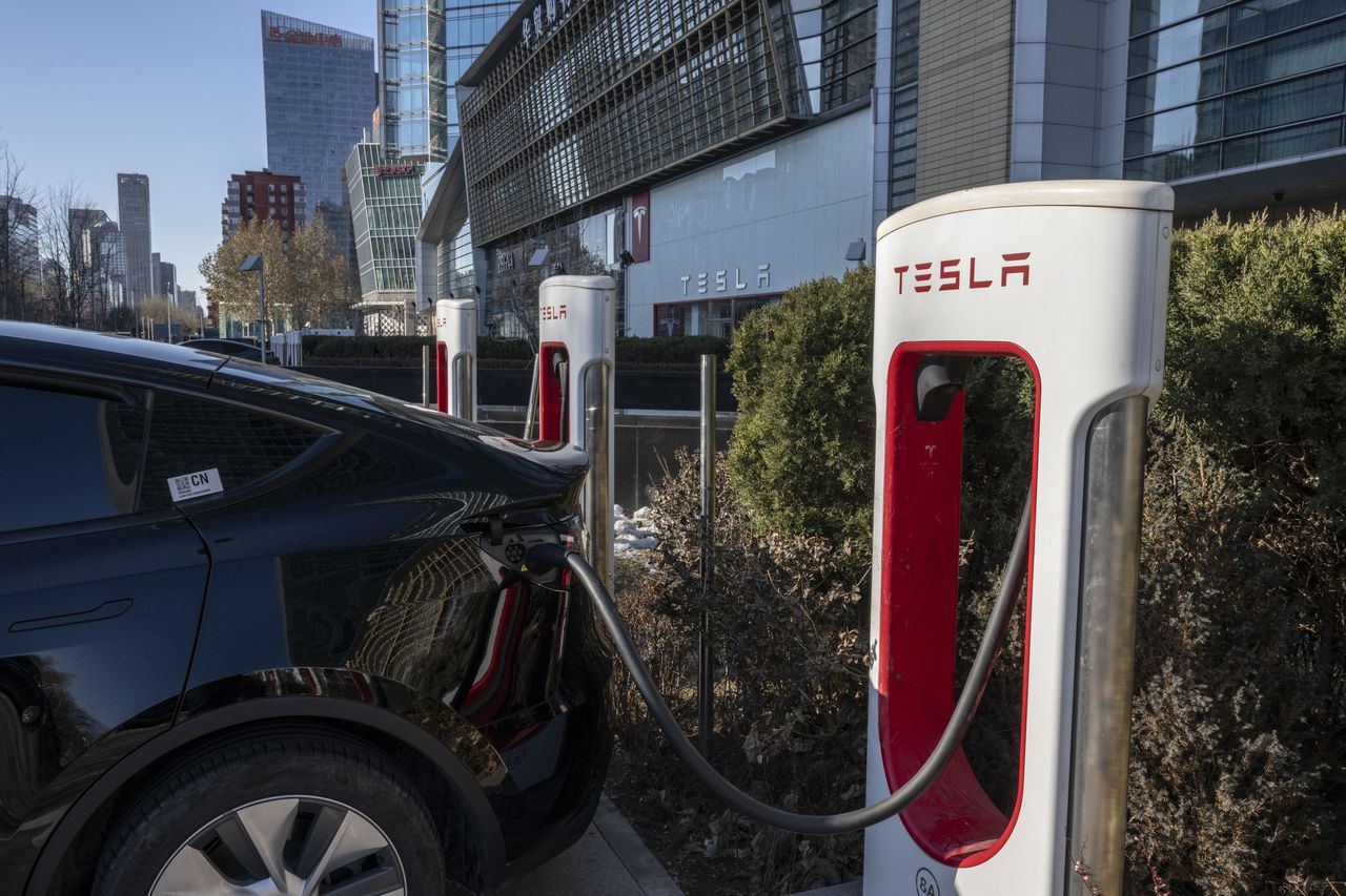 Frozen Fury: Chicago's Tesla Charging Crisis