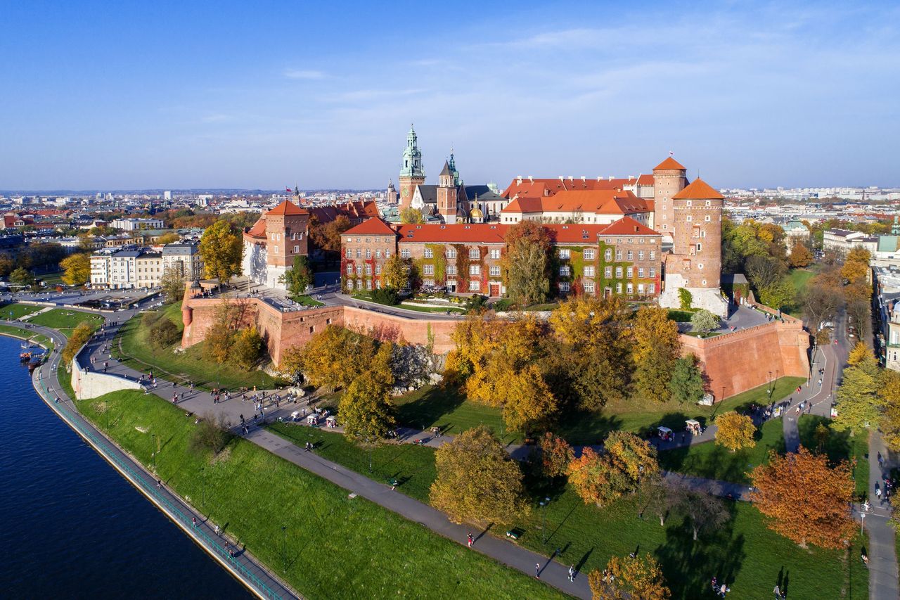 Kraków. Na papieskim kamieniu na Błoniach napisano "Piekło kobiet"