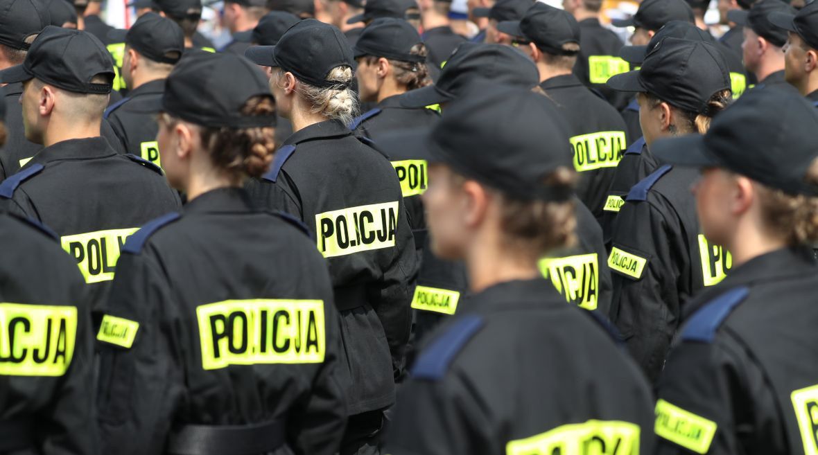 Funkcjonariusze podczas centralnych obchodów święta policji. Centrum Szkolenia Policji w Legionowie, lipiec 2017 roku 