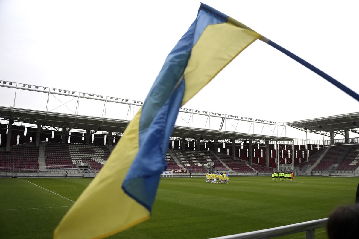 Players of Dynamo Kiev U19 enter the field with the ukrainian flag during the UEFA Youth League Round of Sixteen match between Dynamo Kyiv and Sporting CP at Rapid-Giulesti Stadium on April 7, 2022 in Bucharest, Romania. Credit photo: Alex Nicodim / AA (Photo by Alex Nicodim/Anadolu Agency via Getty Images)