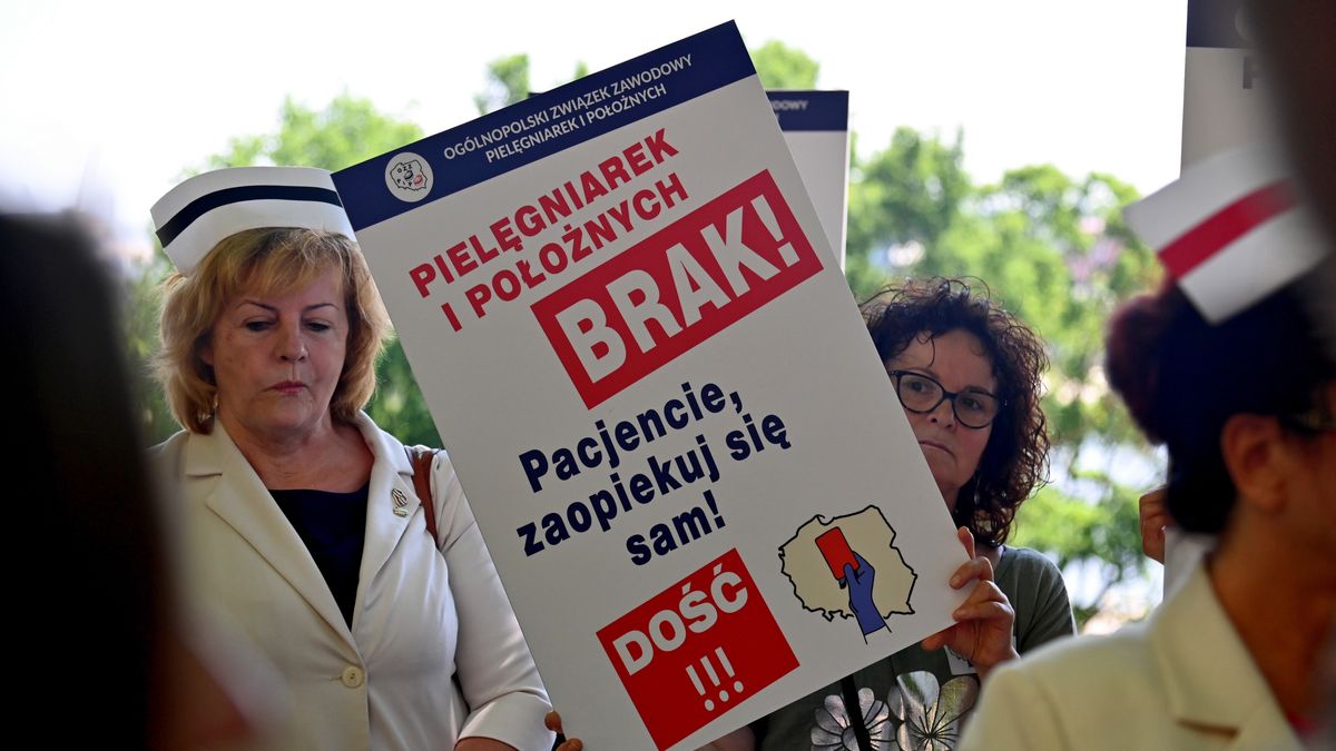 protestSzczecin, 07.06.2021. Manifestacja piel�gniarek i po�o�nych przed Urz�dem Wojew�dzkim w Szczecinie, 7 bm. W ca�ym kraju odbywaj� si� strajki ostrzegawcze i akcje protestacyjne pracownik�w s�u�by zdrowia. G��wnym powodem protest�w jest procedowana obecnie ustawa o sposobie ustalania najni�szego wynagrodzenia zasadniczego niekt�rych pracownik�w zatrudnionych w podmiotach leczniczych. (mr) PAP/Marcin BieleckiMarcin Bieleckimedycznej, medyczni, opieki, ostrzegawczy, piel�gniarek i po�o�nych, piel�gniarki, pracownice, pracownicy, protest, s�u�ba zdrowia, strajk, transparent, transparenty, og�lnopolski, postulaty