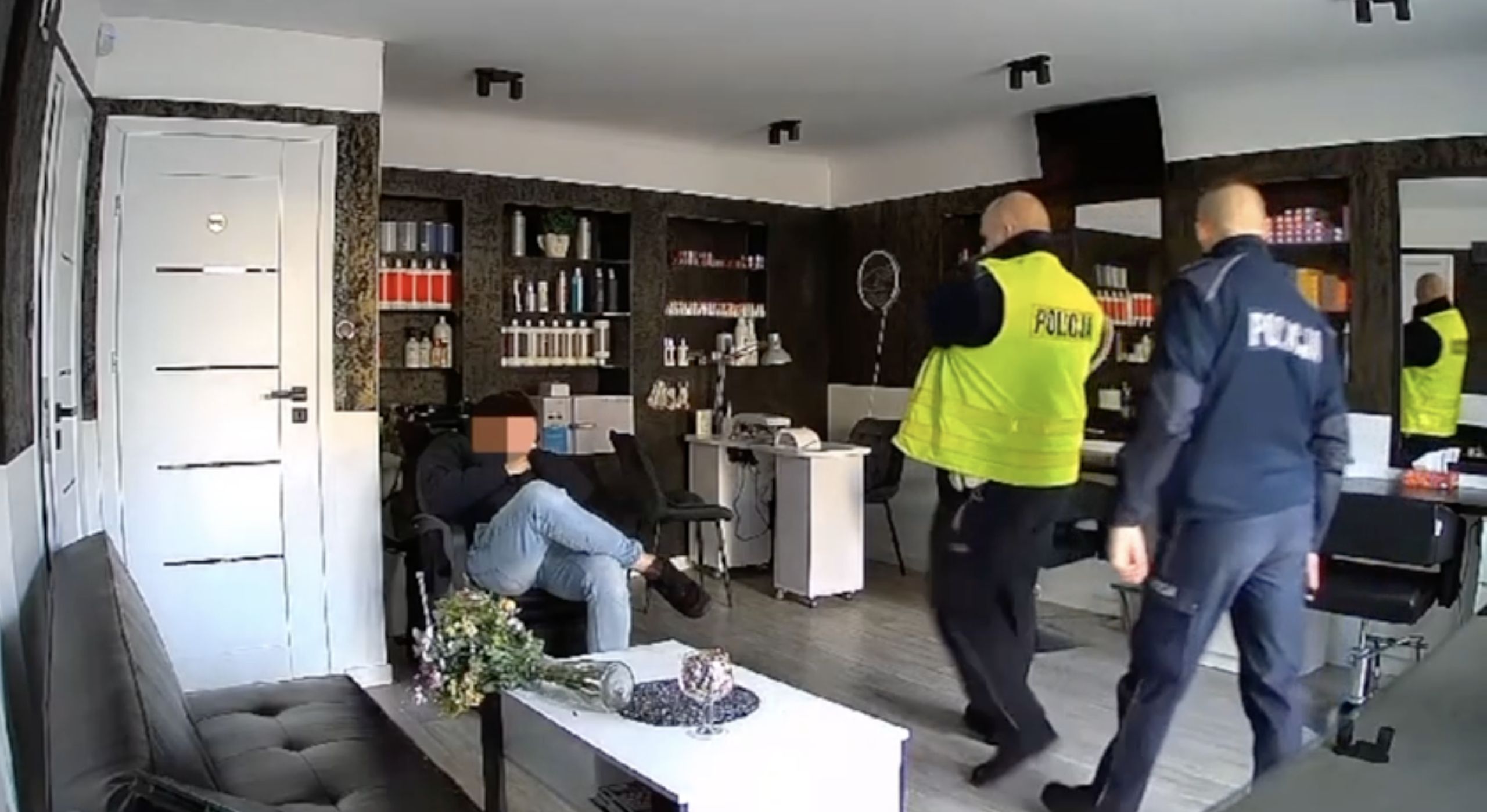 Wbił drzwi do lokalu i zasnął na fotelu