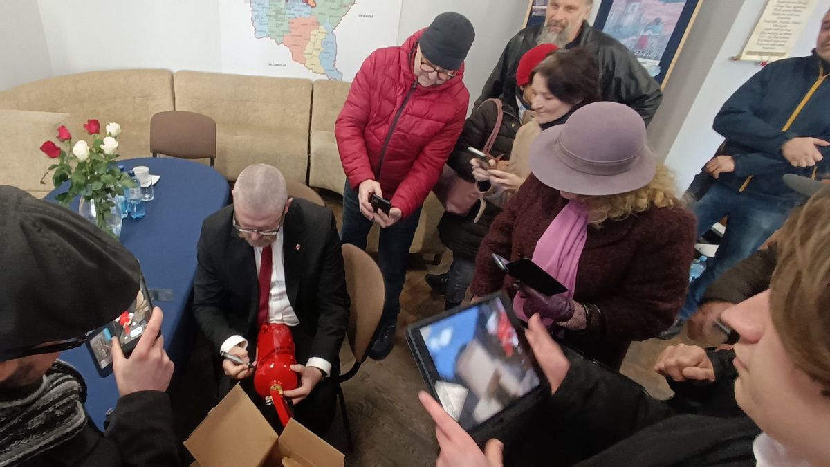 Grzegorz Braun ochoczo podpisał gaśnicę, życząc "nie-chanukowych świąt"