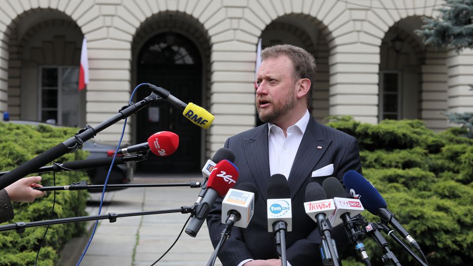 Koronawirus w Polsce. Wymiana pism między ministrem Łukaszem Szumowskim a KE w sprawie 600 tys. wadliwych maseczek