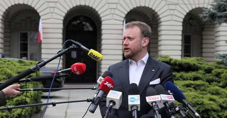 Koronawirus w Polsce. Komisja Europejska reaguje na pismo Łukasza Szumowskiego. Chodzi o 600 tys. wadliwych maseczek
