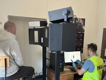 Podpalił drzwi sąsiadów i groził, że ich zabije. Policja go zatrzymała