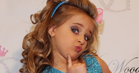 Niegdyś ogłosiła się "SZEŚCIOLETNIĄ MILIONERKĄ". Jak dziś wygląda "mała miss" Isabella Barrett? (ZDJĘCIA)