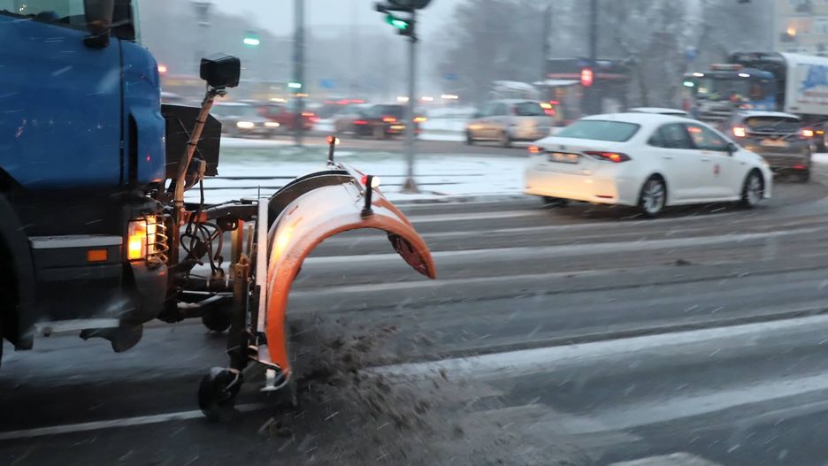 Warszawa. Na strome ulice wyjechały posypywarki