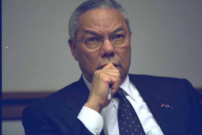 Sekretarz Stanu Colin Powell w centrum antykryzysowym PEOC (President's Emergency Operations Center)