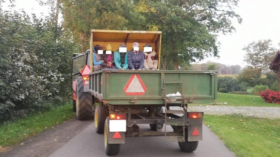 Sąd uznał rację rolnika, który przewoził ludzi na przyczepie