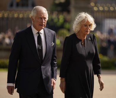 Król Karol III i królowa Camilla nie wiedzieli, jak mają się zachować. Dziewczynka wykonała uroczy gest